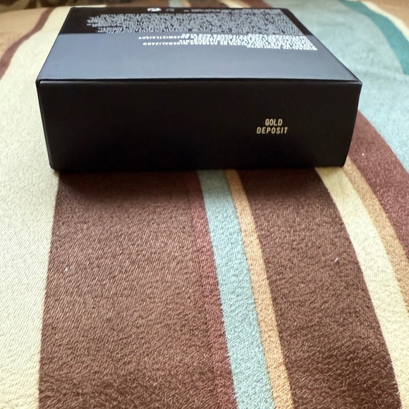 MAC Mineralize Skinfinish Powder (Gold Deposit) - Picture 3 of 3